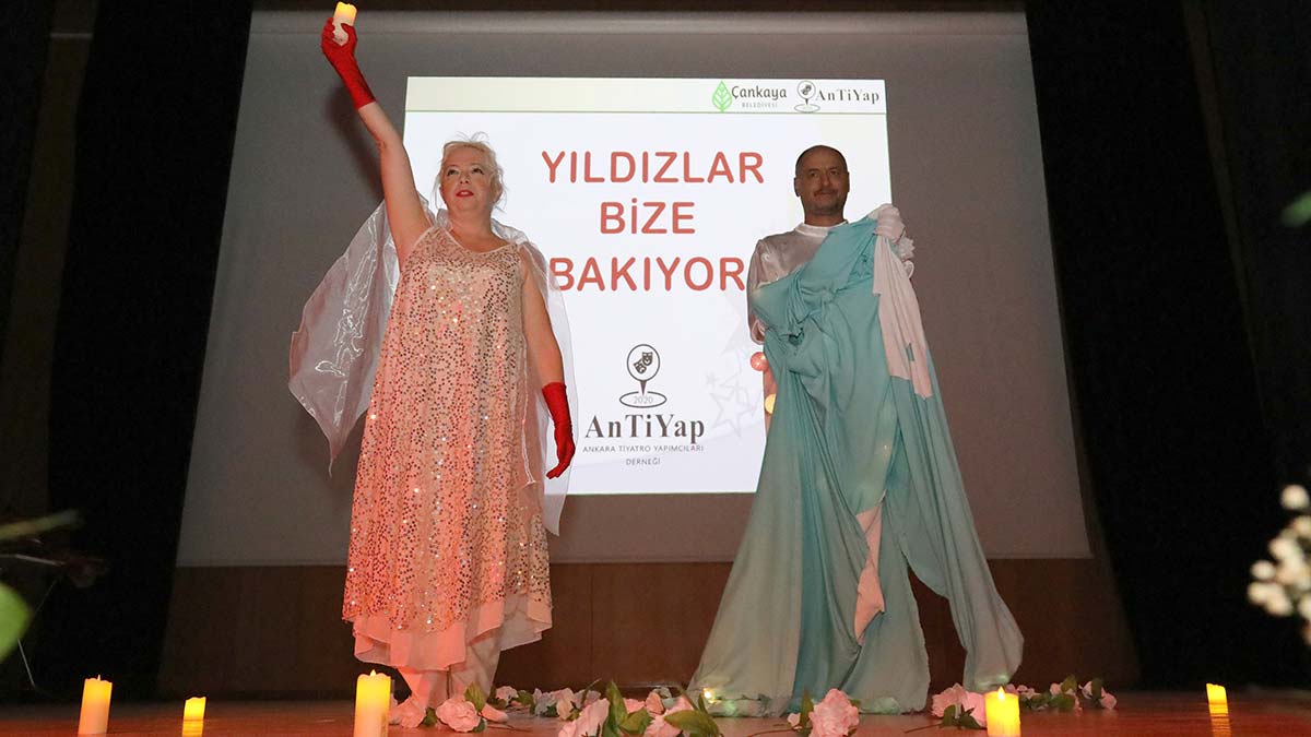 Yaşamını tiyatroya adamış ve pandemi döneminde aramızdan ayrılmış olan usta sanatçılar ‘Yıldızlar Bize Bakıyor’ etkinliğinde anıldı.