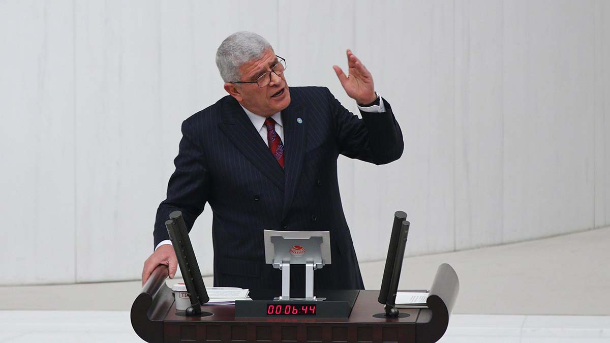 " Partili cumhurbaşkanı, kararnameler yoluyla Meclis'in yasama yetkisini de fiilen gasbetmiştir"