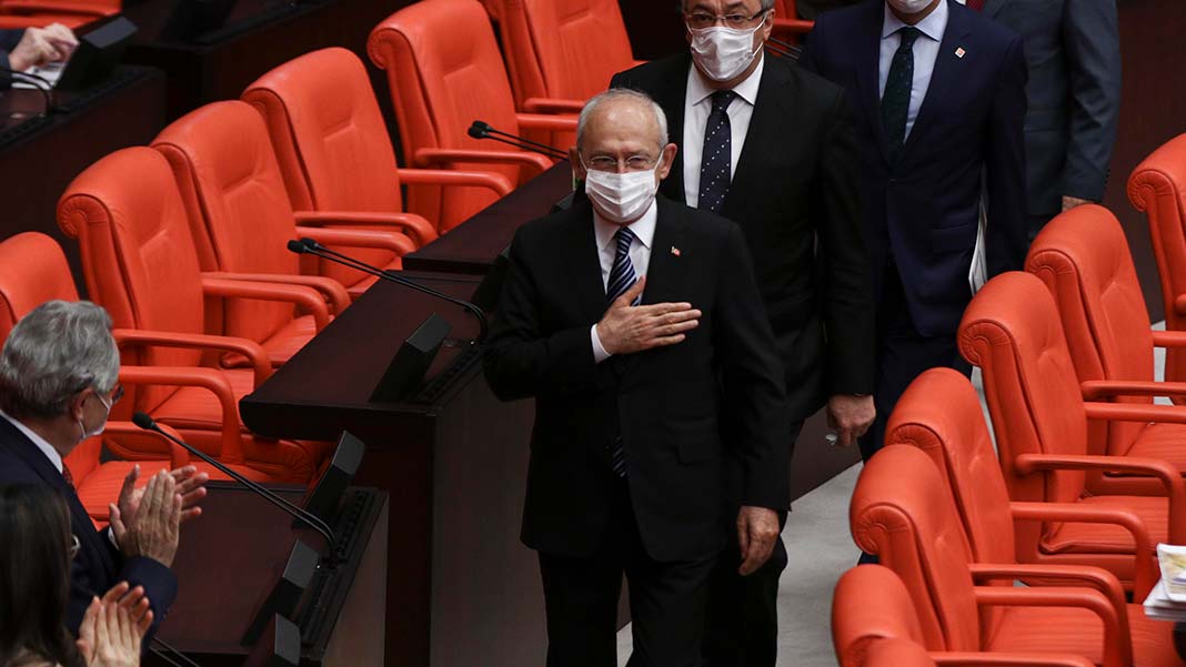 Genel kurulda  chp genel başkanı kemal kılıçdaroğlu, mhp genel başkanı devlet bahçeli, hazine ve maliye bakanı nureddin nebati de hazır bulundu
