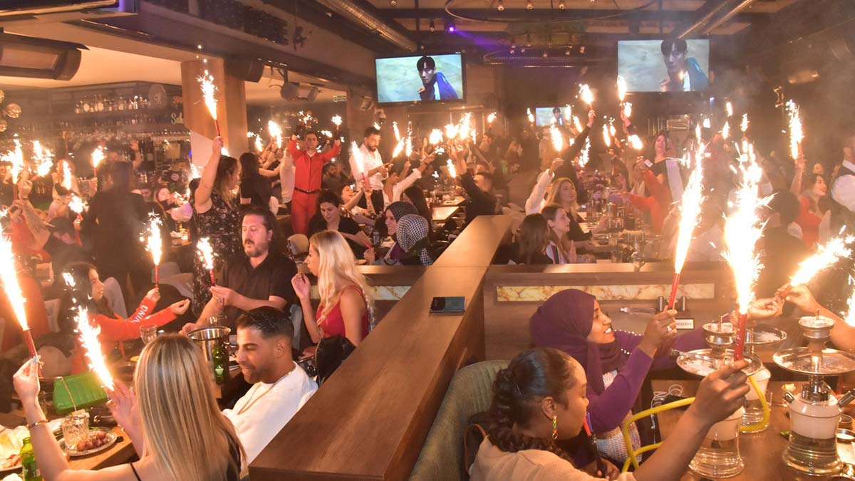 Gece partiye katılanları Duqqan sahnenin işletmecisi Gökhan Reis’in kızı Güneş Naz Reis kapıda karşılarken gece arkadaşlarıyla birlikte eğlencenin tadını sonuna kadar yaşadı.