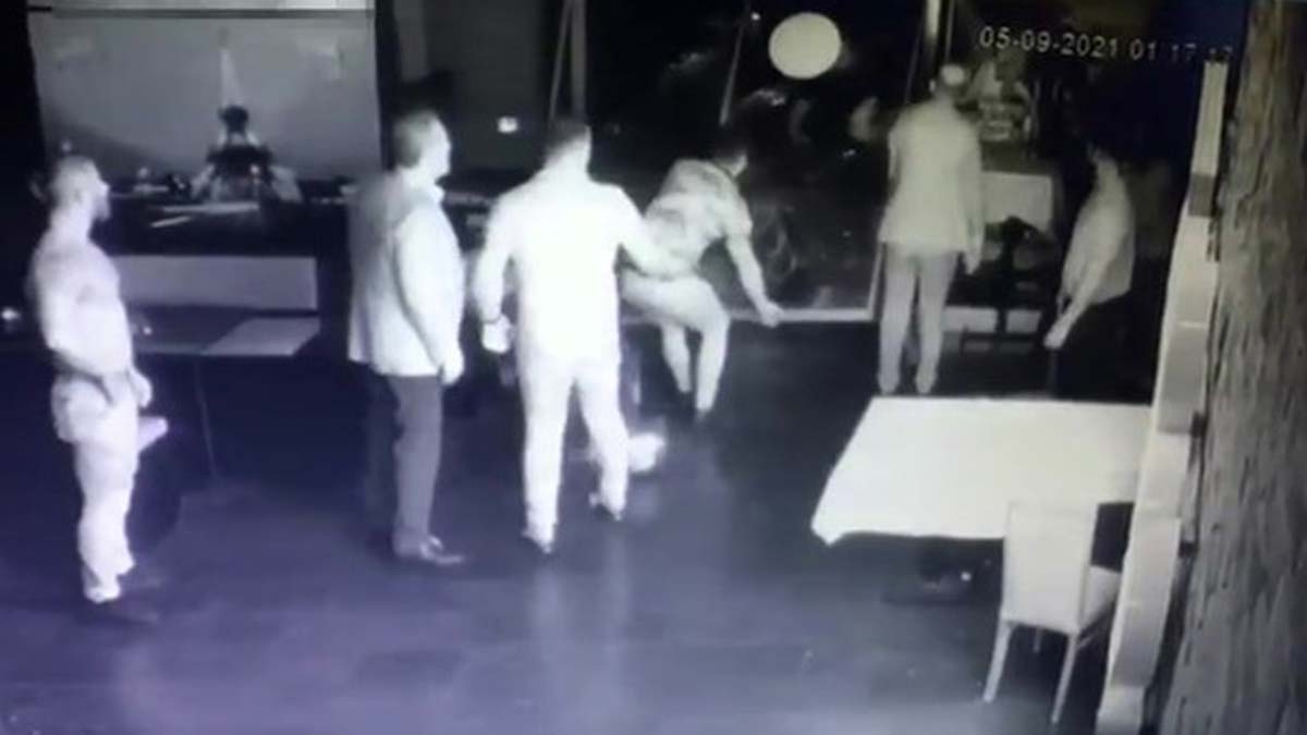 Suç örgütünün iş yerlerine giderek işletme sahiplerini tehdit ettikleri anlar güvenlik kameralarına yansıdı 