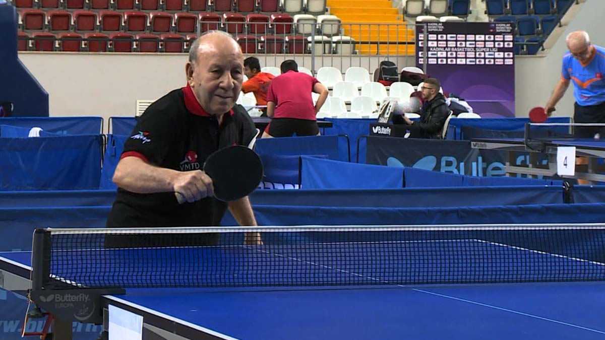 84 yaşındaki tenisçi gençlere örnek oluyor