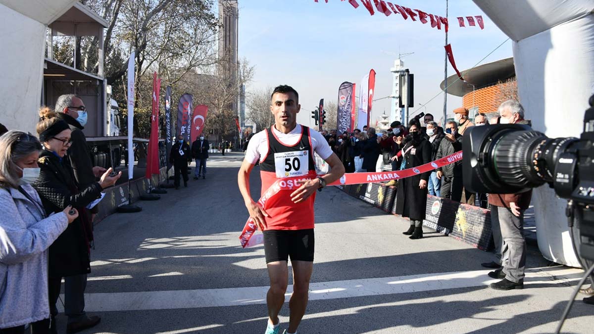 10,8 kilometrelik yarışı erkeklerde Cihat Ulus, kadınlarda ise Burcu Subatan birinci olarak tamamladı.