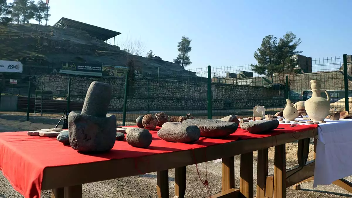Diyarbakır'daki birçok medeniyete ev sahipliği yapan 9 bin yıllık amida höyük'te son 1 yıldaki kazı çalışmalarında 900'ün üzerinde eser tespit edildi.