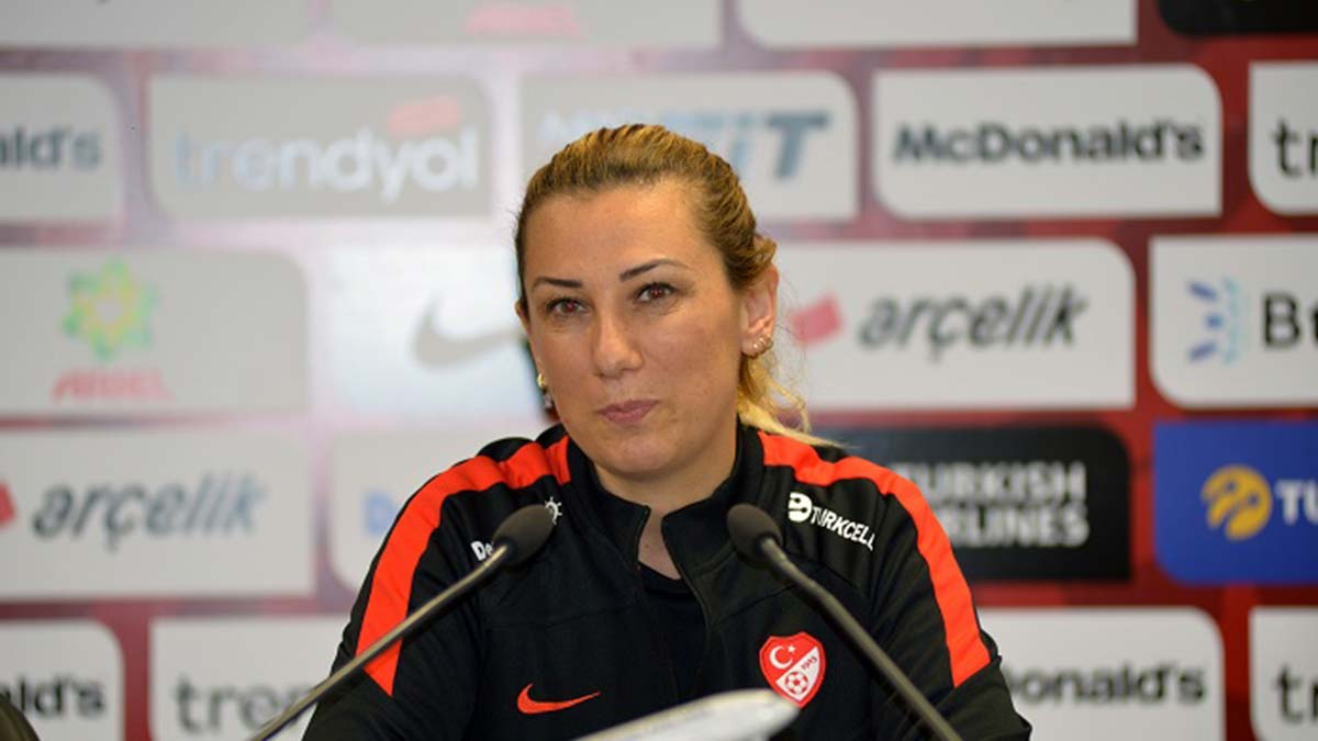 A Milli Kadın Futbol Teknik Direktörü: Gurur duydum