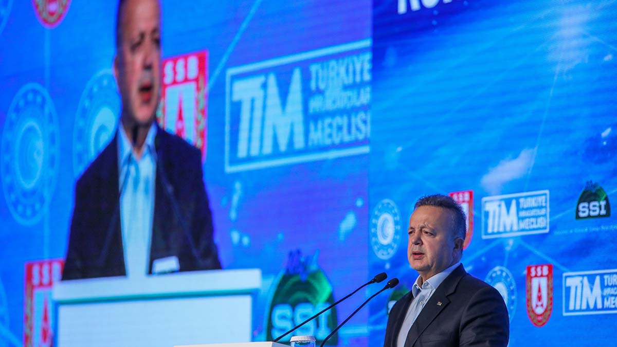 " Şimdi hedefimiz tüm bu kazanımları kalıcı hale getirerek Türkiye'nin ihracatını 5 yıl içinde 300 milyar dolara taşımak"