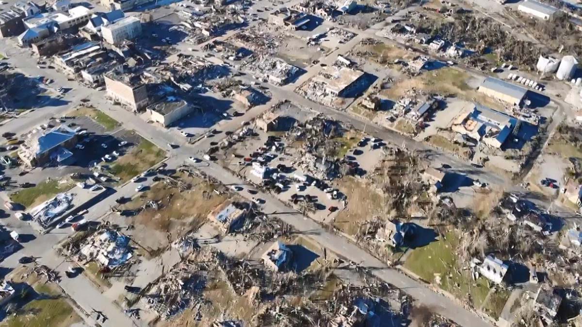 ABD'de hortumun neden olduğu yıkım görüntülendi