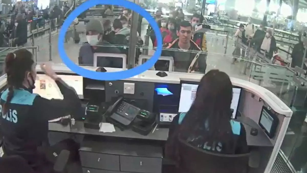 Havalimanında bir noktada buluşan ikili, polise yakalanmamak için üstlerini değiştirdi. Bu anlar güvenlik kameraları tarafından takip edildi.