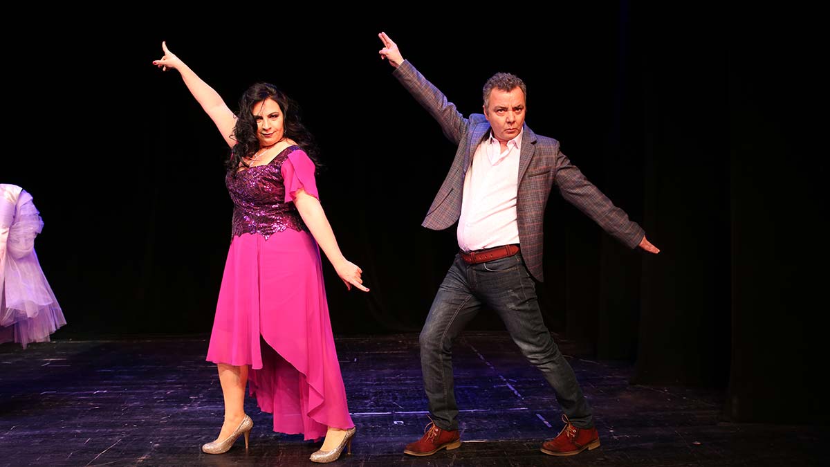 Acil tıp çalışanları İki Bekar oyununu sergiledi