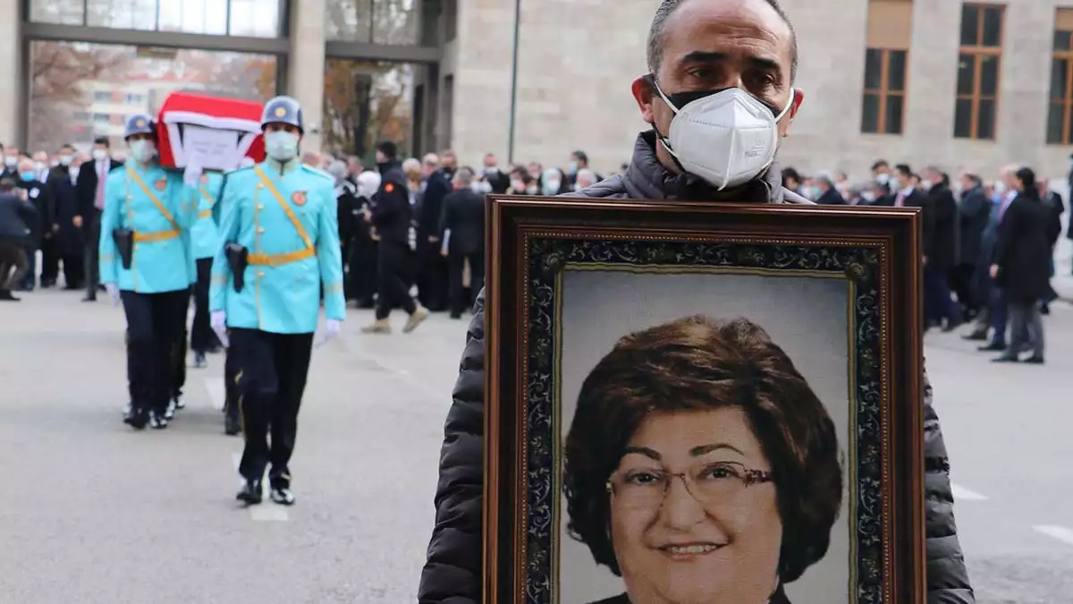 Ankara'da koronavirüs tedavisi gördüğü hastanede hayatını kaybeden eski turizm ve devlet bakanı, ak parti genel başkan danışmanı güldal akşit için tbmm'de tören düzenlendi