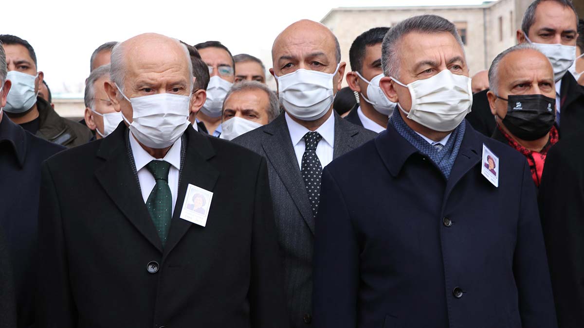 Törende saygı duruşunda bulunulması ardından Güldal Akşit'in özgeçmişi okundu ve dua edildi