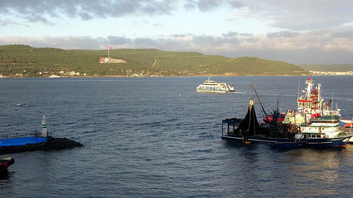 Bozcaada'dan saat 18.00 ile Geyikli'den saat 19.00 seferi ise gün içinde netlik kazanacağı belirtildi.