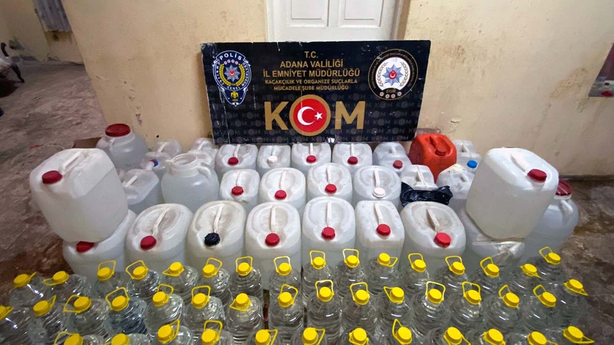 Adana’da kom şube müdürlüğü ekipleri, belirlenen 10 adrese eş zamanlı baskın düzenledi