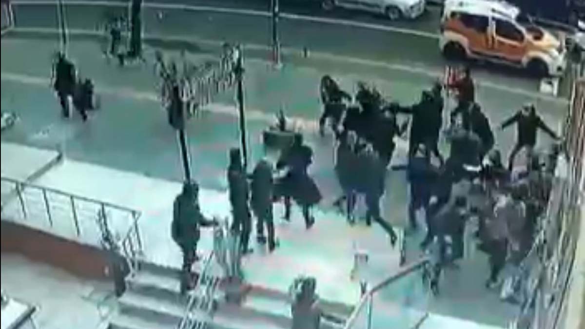 Adliye çıkışı silahlı kavga: 1 ölü, 3 yaralı