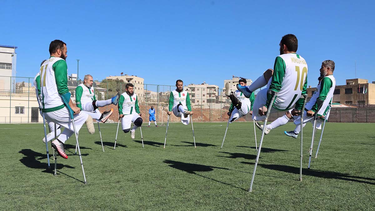 "Afrin’de yaşayan ve geçmiş dönemlerde Suriye’deki çeşitli futbol kulüplerinde top koşturmuş olan sporcuları bir araya getirdik"