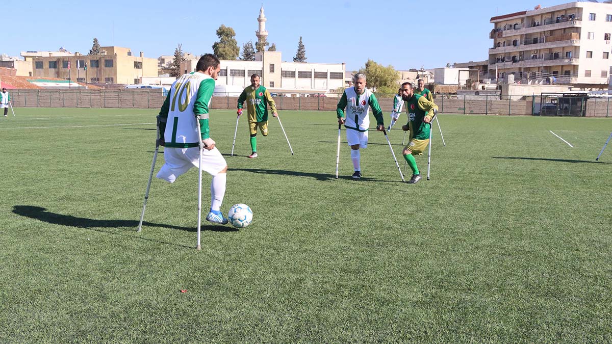 " Halı saha maçının sonunda iki takıma da çeşitli spor araç gereçlerinin olduğu hediye paketleri verdik"