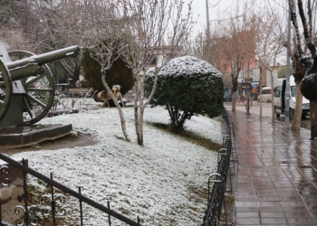 Afyonkarahisar'da kar yağışı kenti beyaza bürüdü