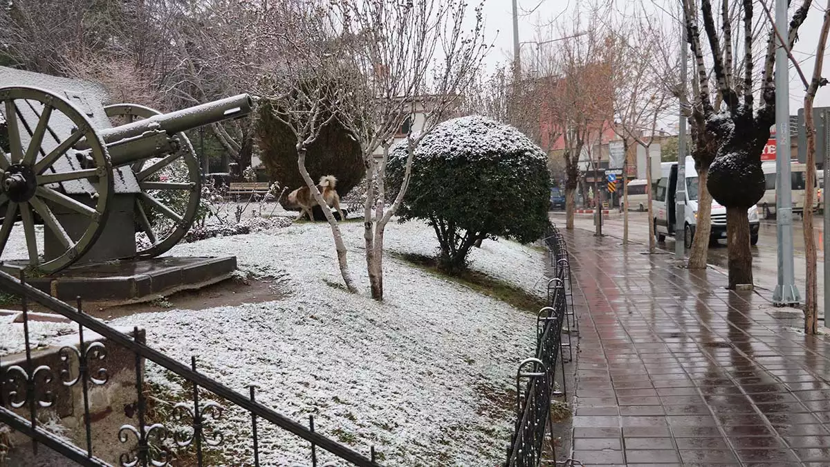 Afyonkarahisar'da kar yağışı kenti beyaza bürüdü