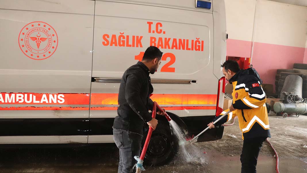 "Şu anda 45 kara ambulansı, 6 kar paletli ambulans, 2 UMKE ekip aracı ve 3 snowtrack ile kışa hazırız."
