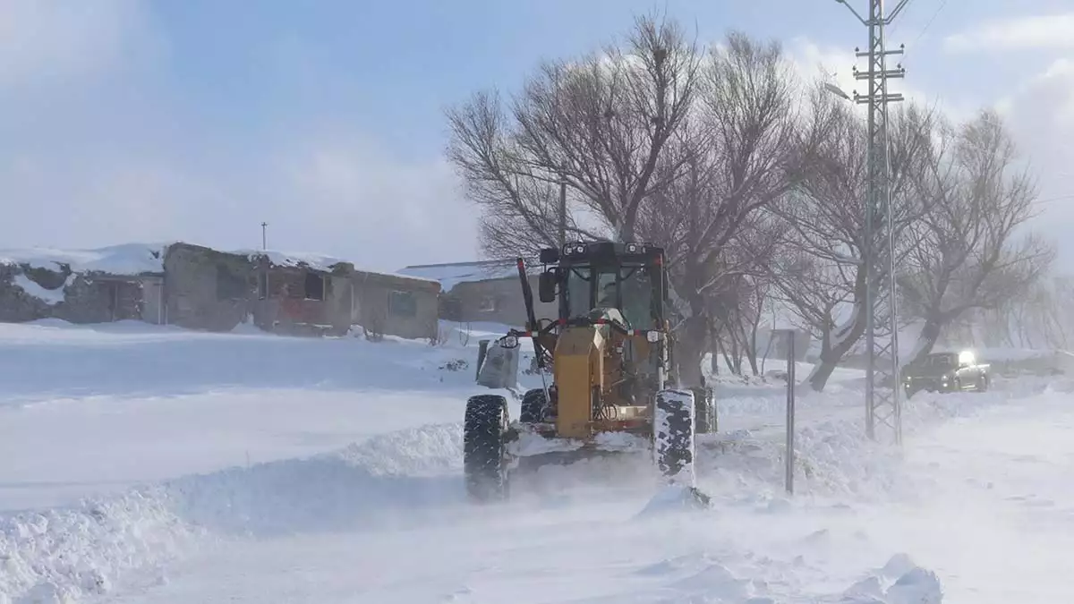 Ağrı'da köy yollarına kar yağışı ve tipi engeli
