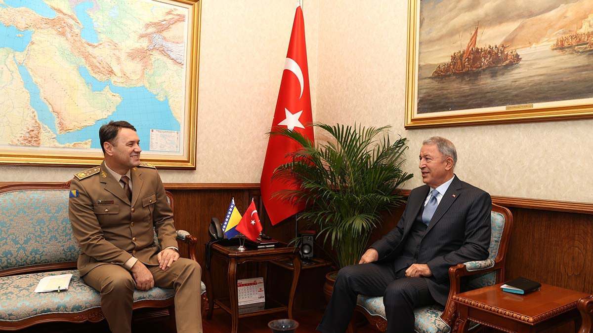 Bakan Akar, Bosna Hersek Genelkurmay Başkanı ile görüştü