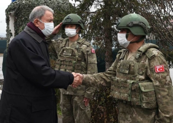 Akar, Kosova'da görevli Mehmetçik ile buluştu