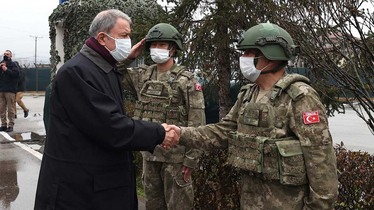 Akar, Kosova'da görevli Mehmetçik ile buluştu