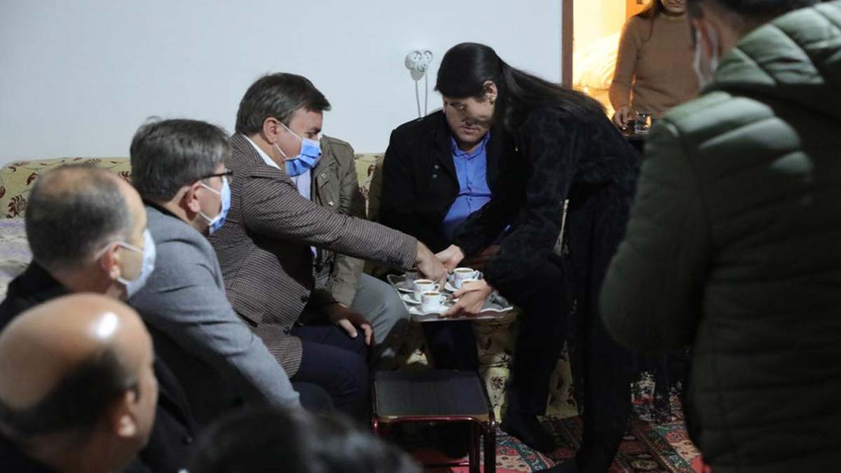 Vali Aydoğdu, çifte yüzüklerini takarak, mutluluklar diledi