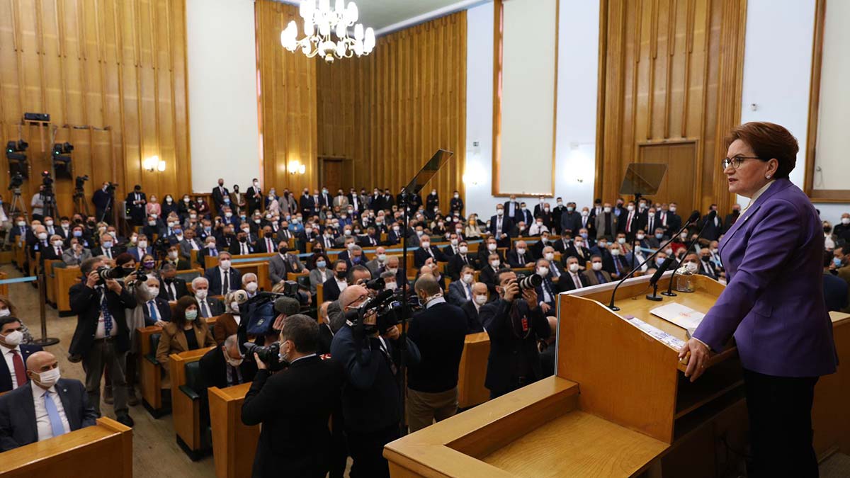 " Asgari ücreti siyasi tartışmaların gündeminden acilen çıkarmamız lazım"