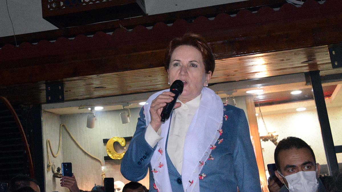 " Senin çocuğun açken, işsizken 5 maaş alan danışmanlar var. Haram olsun, zıkkım olsun"