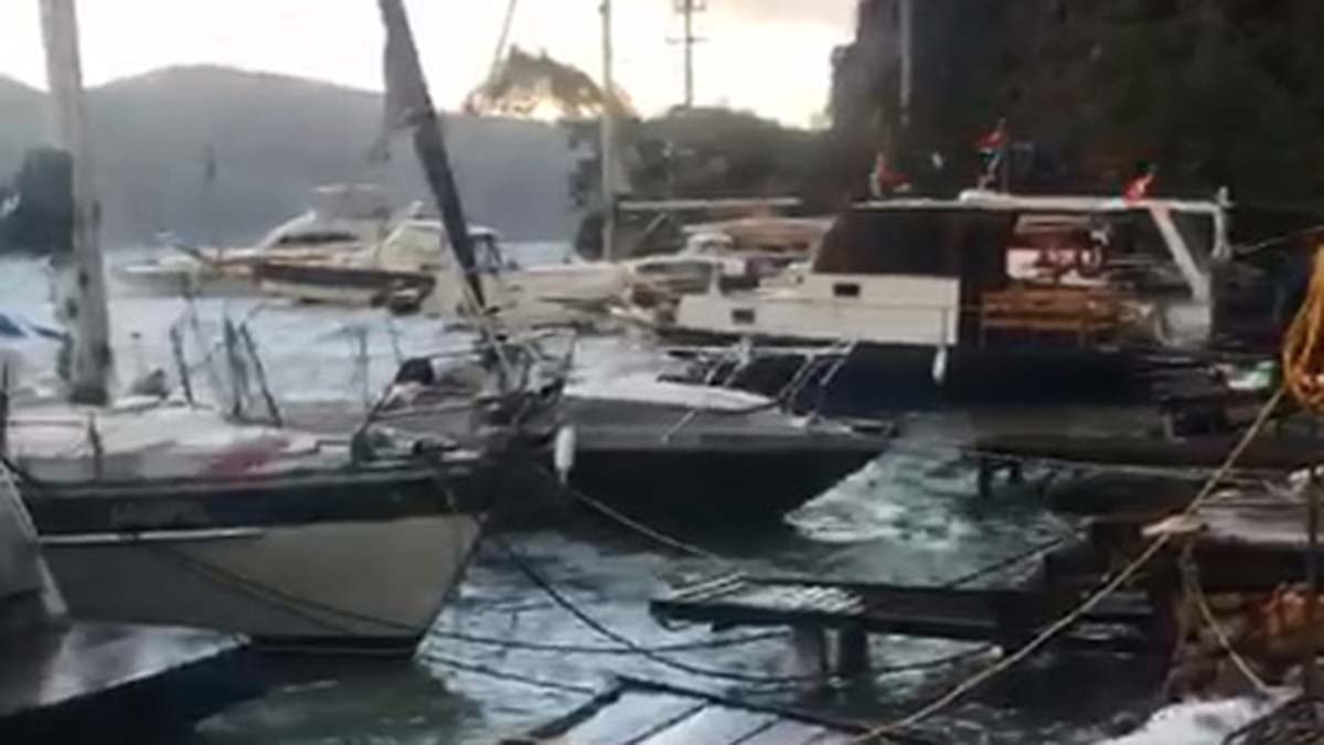 Akyaka Mahallesi'nde iskeleler parçalandı