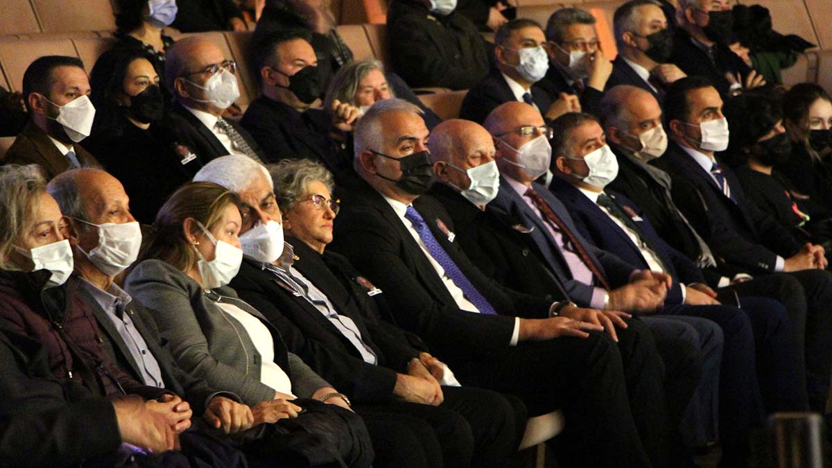 " Herkese çok teşekkür ediyorum. Ben onu o beni çok sevdi. Biz yüzyılın aşıklar kitabına girmiş bir mütemmim cüzüz"