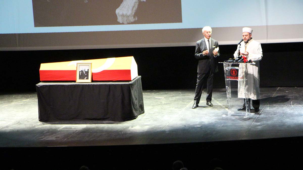 " Sanatçı Alaeddin Yavaşça besteci, icracı, araştırmacı, bilimsel bir kalem ve eğitmen oldu"