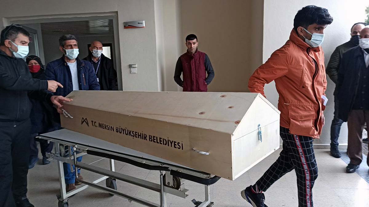 Sağlık görevlileri, yaptığı kontrolde, yerde hareketsiz yatan Altunmeşe'nin hayatını kaybettiğini belirledi