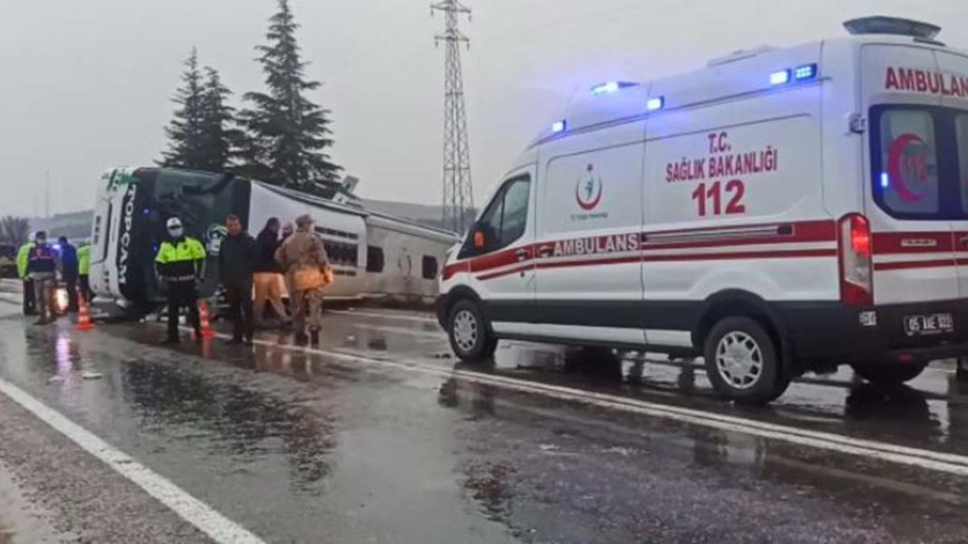 Amasya'da yolcu otobüsü devrildi: 1 ölü 15 yaralı