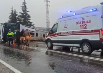 Amasya'da yolcu otobüsü devrildi: 1 ölü 15 yaralı