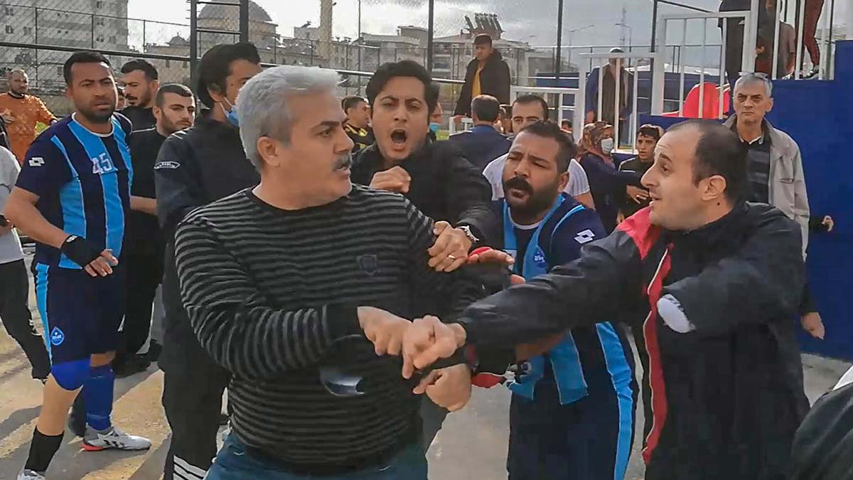 Maçın ikinci yarısında bir pozisyon sonrasında oyuncular arasında çıkan tartışmaya kulübeden ve saha dışından da müdahale olunca ortalık bir anda karıştı