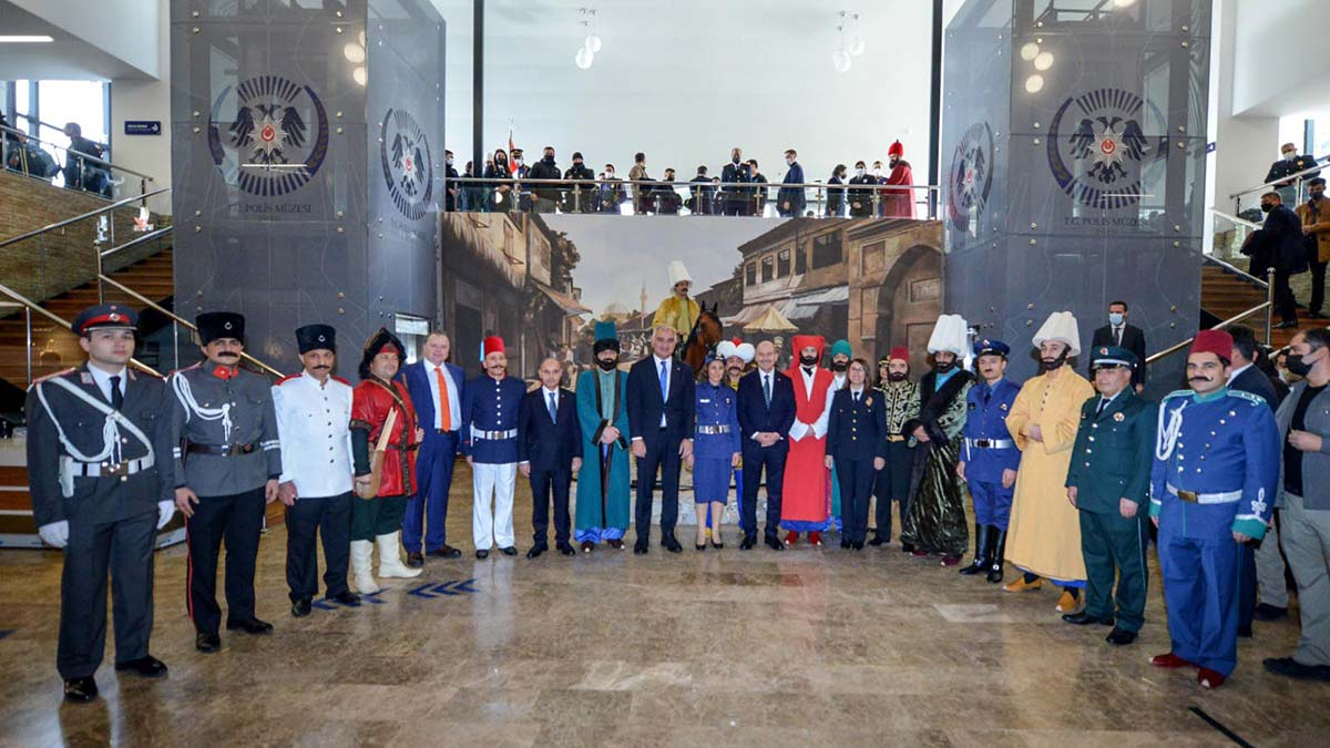 " Sikkelerin medeniyet kökenlerine baktığımızda ise Roma, Seleukos, Pontus, Kilikya, Emevi, İlhanlı-Selçuklu ve Osmanlı karşımıza çıkmaktadır"