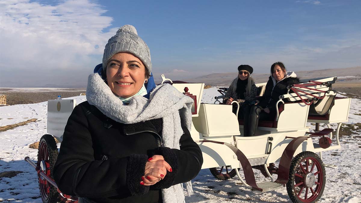 Ani Ören Yeri'ni ziyarete gelenler, hem bilgi alıp, tarihi mekanlarda fotoğraf çekme imkanı buluyor hem de yorulmadan gezinin keyfini çıkarıyor