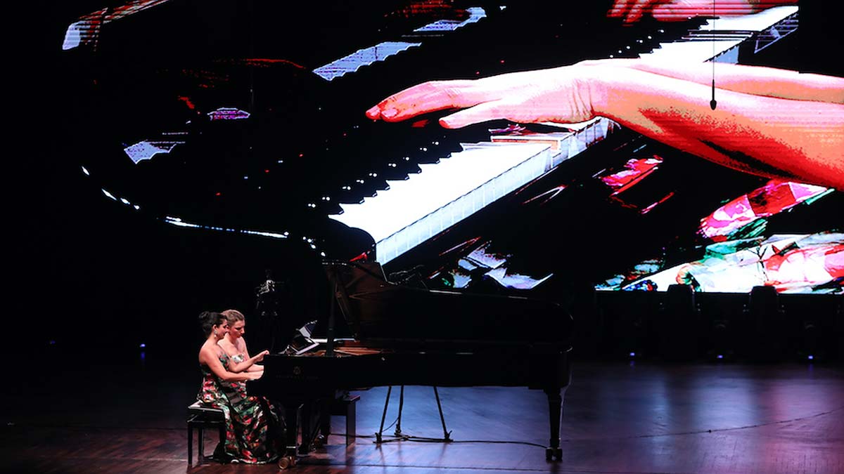 'Uzun İnce Bir Yoldayım' türküsünü çalıp, seslendiren Şekeranber ve Çetiner, bu performansları ile büyük ilgi gördü