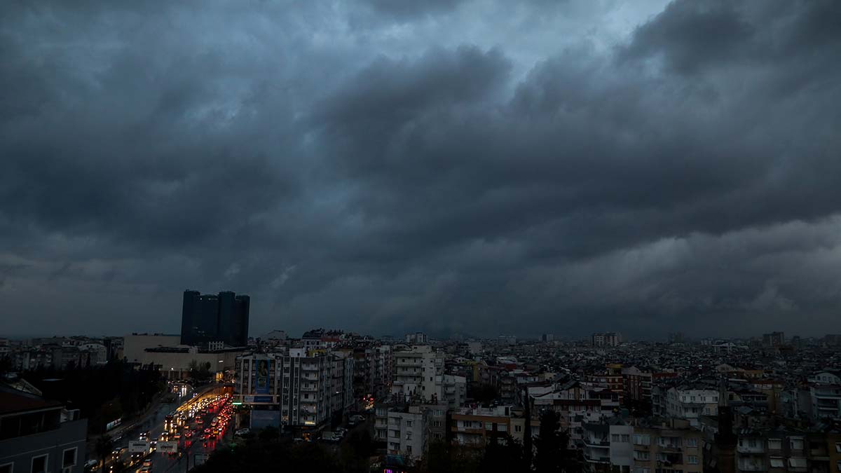 Antalya için kırmızı kod verildi; yağış sürüyor