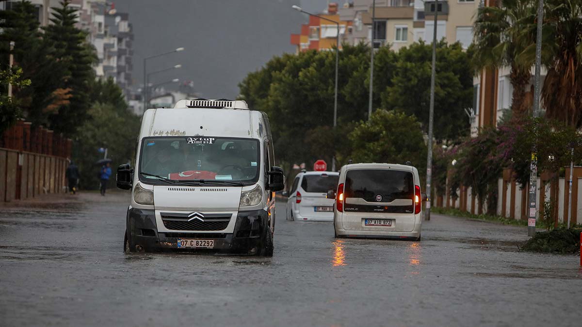 Kırmızı kodla uyarılan ve yağışın öğle saatlerine doğru etkisini artırması beklenen Kemer'e 60,9, Kumluca'ya 46,46, Finike'ye 44,7 kilogram yağmur yağdı.