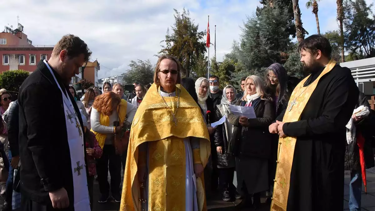 " bugün ortodoks dünyasında aziz nikholaos anılıyor. "