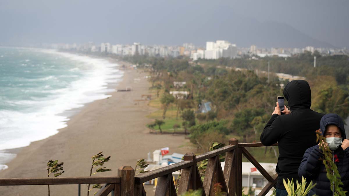 Antalya'da fırtına nedeniyle uçak seferleri aksadı