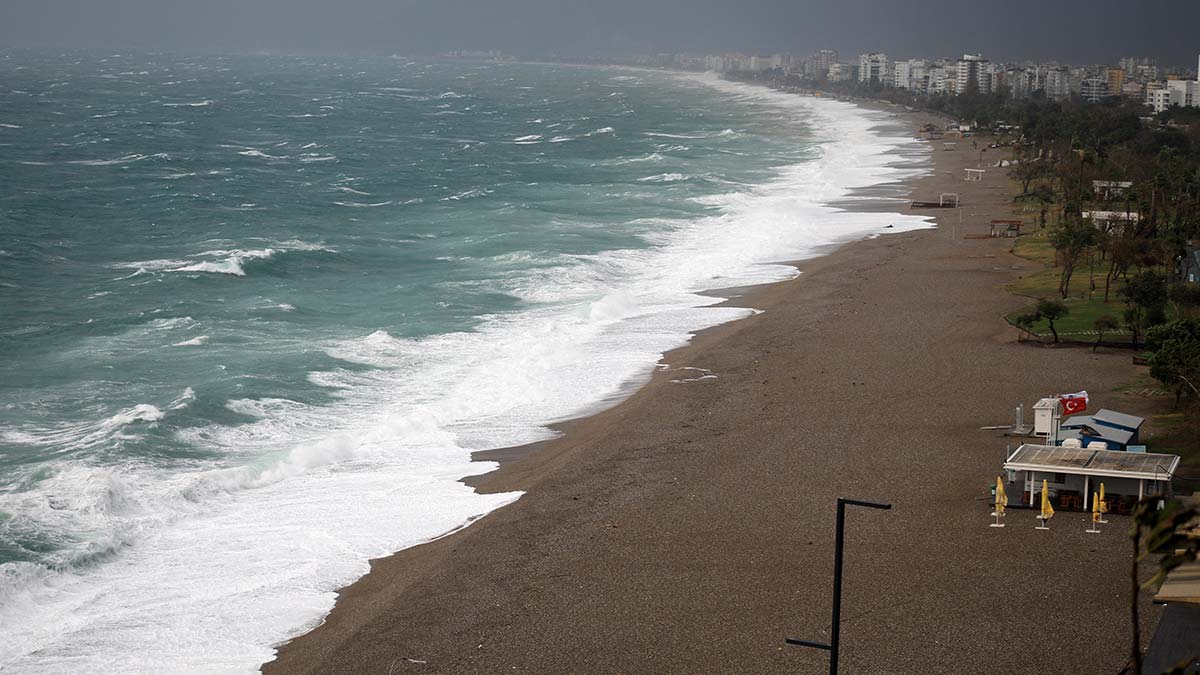 Şiddetli fırtına nedeniyle Antalya Havalimanı'ndan kalkacak uçaklara da izin verilmedi