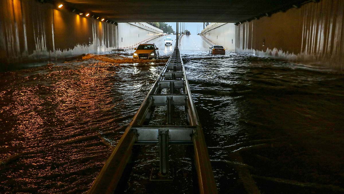 Büyükşehir Belediyesi İtfaiye Daire Başkanlığı ekipleri, çok sayıda ihbara gidiyor