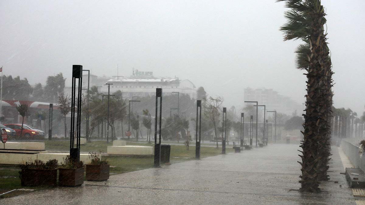 Konyaaltı Sahili'nde dev dalgalar oluşurken, Antalya Havalimanı'nda da uçak seferleri aksadı.