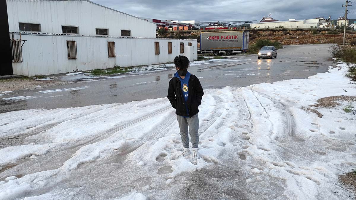Uyarının ardından bugün sabaha karşı kent merkezine dolu yağdı
