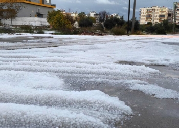 Antalya'da sabah saatlerinde dolu etkili