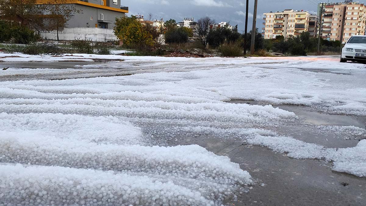 Antalya'da sabah saatlerinde dolu etkili